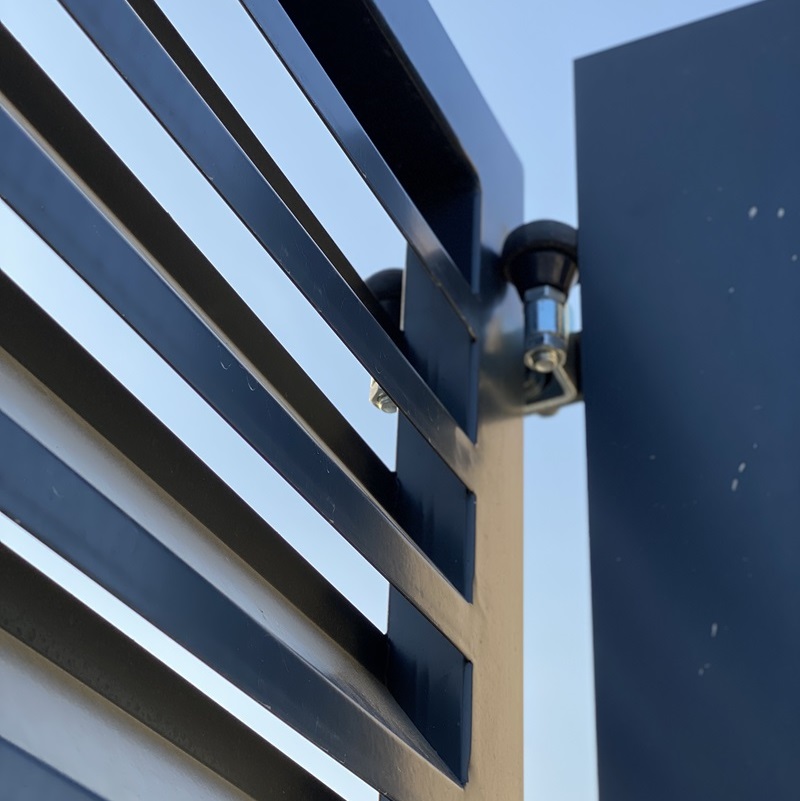 Tôles à lames sur la clôture Remplissage de portail moderne