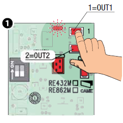 1. Maintenez le bouton du récepteur correspondant au RELAIS que vous souhaitez mémoriser. La LED L1 clignote. 1. Maintenez le bouton du récepteur correspondant au RELAIS que vous souhaitez mémoriser. La LED L1 clignote.