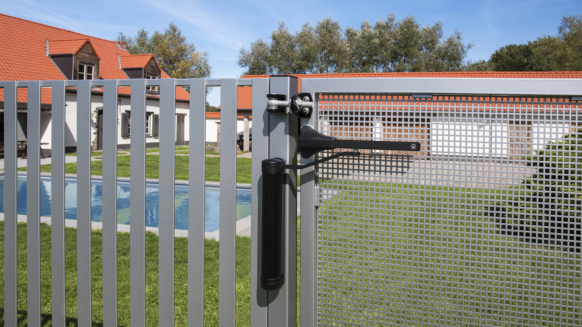 LOCINOX LION-9005 ferme-portail installé