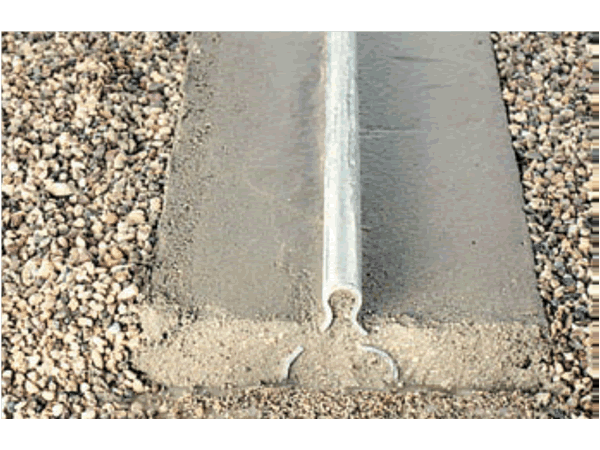 Exemple d’utilisation d’un rail à sceller dans le béton