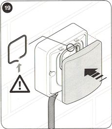 13. Plaats het doorzichtige kapje. Vergeet de isolerende rubberen ring niet. 13. Plaats het doorzichtige kapje. Vergeet de isolerende rubberen ring niet.