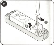 2. Trek de elektronica eruit volgens de pijlen op de afbeelding 2. Trek de elektronica eruit volgens de pijlen op de afbeelding