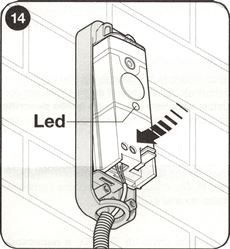 10. Plaats de aangesloten elektronica van de fotocellen in de behuizingen en schakel de stroomtoevoer in. Voer de procedure voor het herkennen van de aangesloten apparaten uit op de besturingseenheid van de aandrijving. 10. Plaats de aangesloten elektronica van de fotocellen in de behuizingen en schakel de stroomtoevoer in. Voer de procedure voor het herkennen van de aangesloten apparaten uit op de besturingseenheid van de aandrijving.