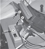 3. Klap de besturingseenheid open 4. Schuif de accu onder de besturingseenheid 5. Klap de borging van de bevestiging van de besturingseenheid dicht