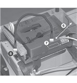 6. Wip het kunststof afdekkapje van de connector los 7. Sluit de accukabel aan op de connector 8. Sluit de kabel aan op de connector van de accu 
