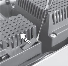 1. Wip het plastic afdekkapje van de accuconnector los 1. Wip het plastic afdekkapje van de accuconnector los