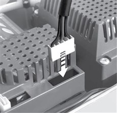 2. Sluit de accu aan op de connector en plaats deze naast de besturingseenheid 2. Sluit de accu aan op de connector en plaats deze naast de besturingseenheid
