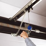Montage van de arm op het garagedeurblad