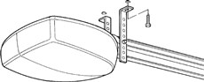 3. Percez les trous aux emplacements marqués. À l’aide de l’échelle, remettez le rail avec le moteur en place et fixez les équerres au plafond.