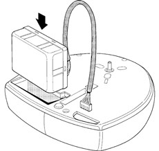 3. Insérez la batterie dans son compartiment comme illustré et faites passer le câble d’alimentation jusqu’à la centrale de commande 3. Insérez la batterie dans son compartiment comme illustré et faites passer le câble d’alimentation jusqu’à la centrale de commande