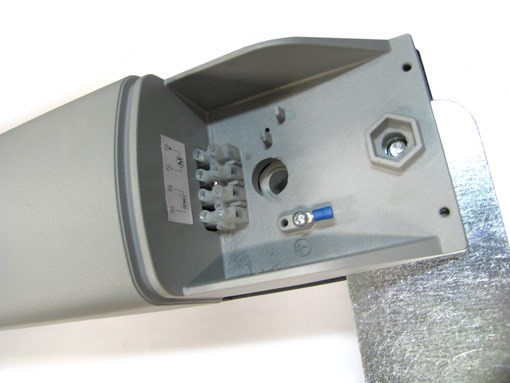 Photo illustrative du bornier de la motorisation Toona 24 V Photo illustrative du bornier de la motorisation Toona 24 V