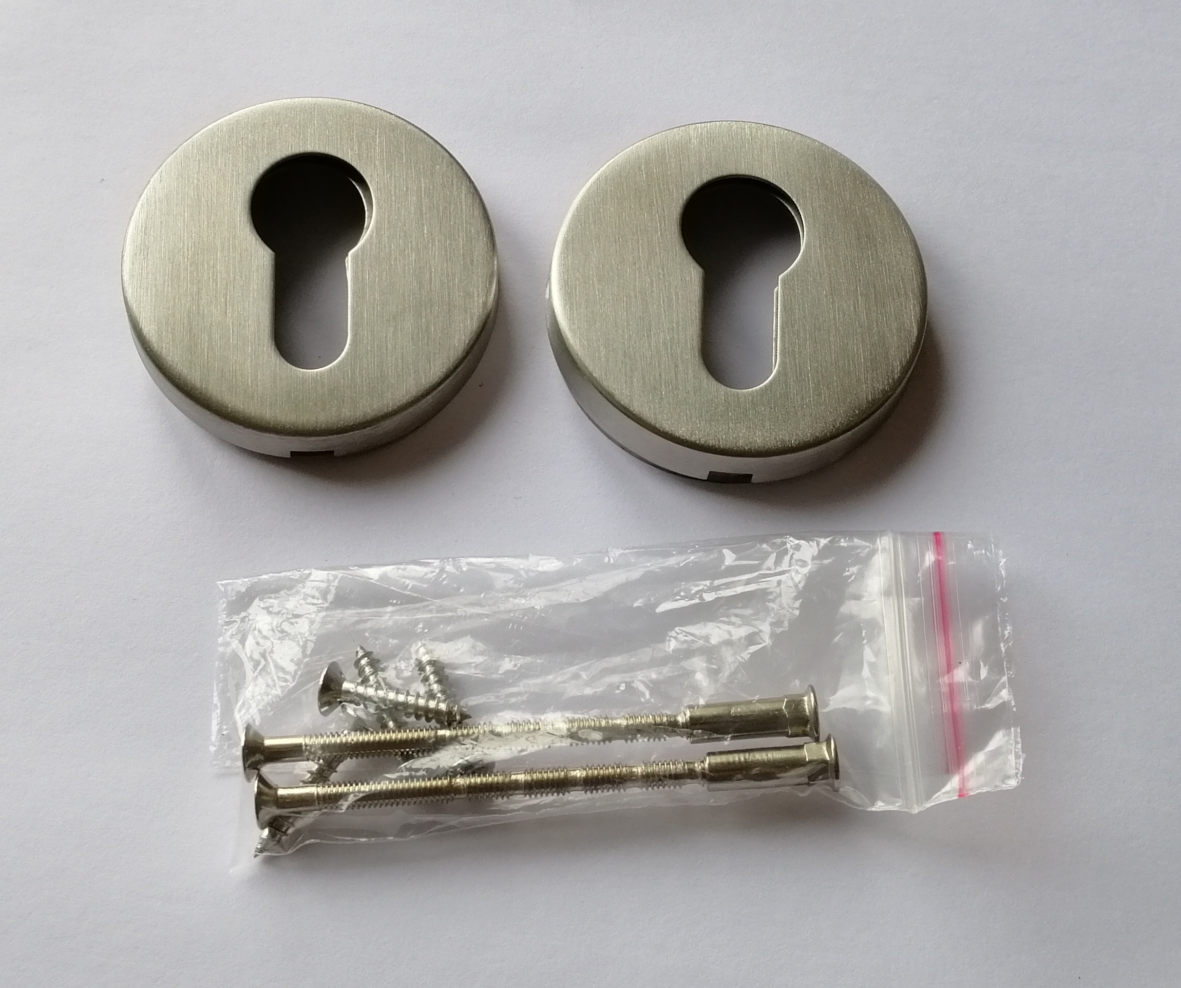 Rosace ronde en inox brossé pour cylindre de serrure Rosace ronde en inox brossé pour cylindre de serrure