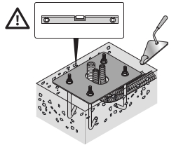 Scellement de la platine de montage dans le béton et vérification de son horizontalité avec un niveau à bulle